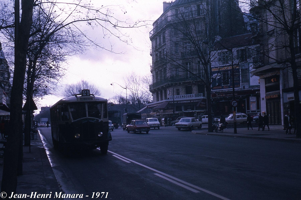 21_jhm-1971-0008---france-paris-ratp-autobus-la-fin-des-tn4-hp-sur-le-21_10081410686_o.jpg - © Jean-Henri Manara - Merci à Jean-Henri Manara
