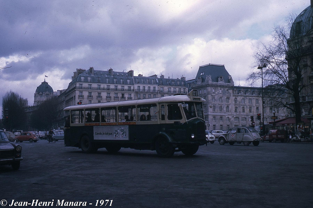 21_jhm-1971-0020---france-paris-ratp-autobus-la-fin-des-tn4-hp-sur-le-21_10081387785_o.jpg - © Jean-Henri Manara - Merci à Jean-Henri Manara