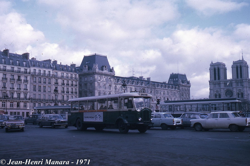 21_jhm-1971-0021---france-paris-ratp-autobus-la-fin-des-tn4-hp-sur-le-21_10081388365_o.jpg - © Jean-Henri Manara - Merci à Jean-Henri Manara