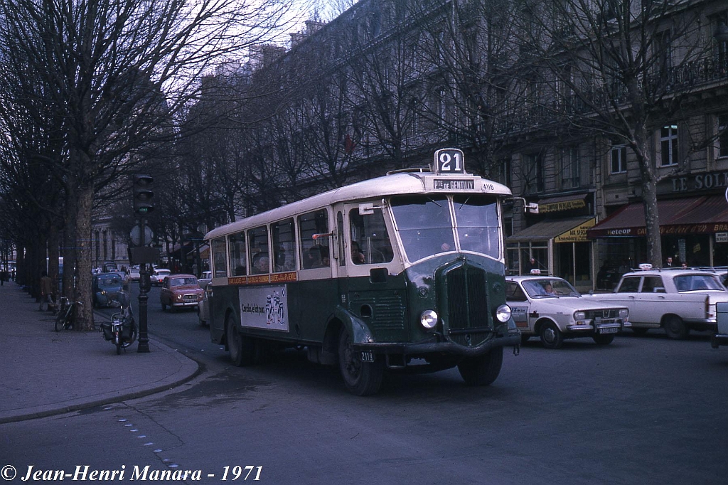21_jhm-1971-0022---france-paris-ratp-autobus-la-fin-des-tn4-hp-sur-le-21_10081477793_o.jpg - © Jean-Henri Manara - Merci à Jean-Henri Manara