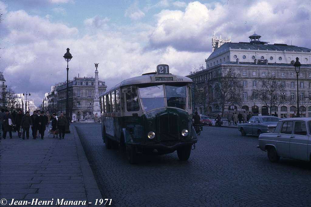 21_jhm-1971-0024---france-paris-ratp-autobus-la-fin-des-tn4-hp-sur-le-21_10081390305_o.jpg - © Jean-Henri Manara - Merci à Jean-Henri Manara