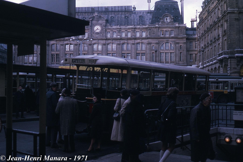 21_jhm-1971-0035---france-paris-ratp-autobus-la-fin-des-tn4-hp-sur-le-21_10081368615_o.jpg - © Jean-Henri Manara - Merci à Jean-Henri Manara