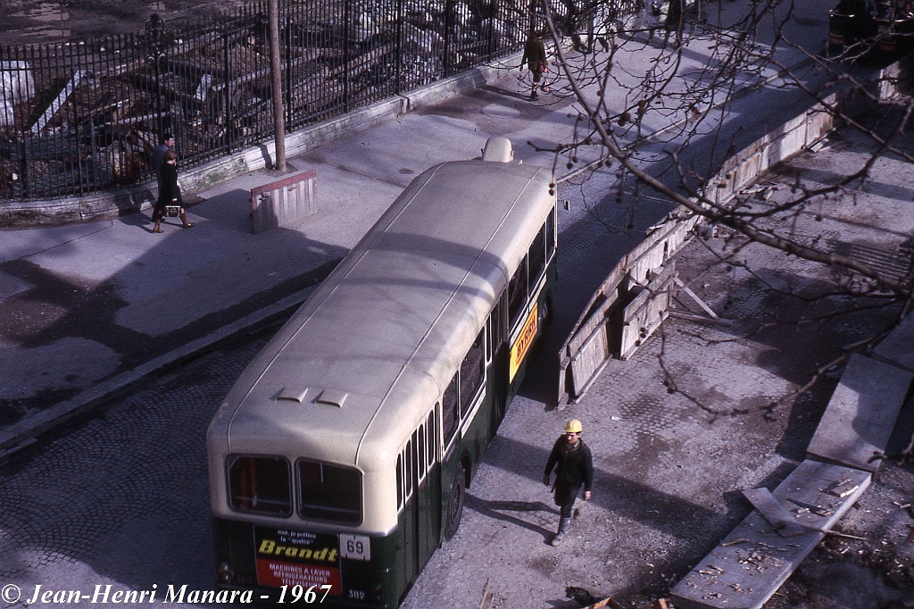 69_jhm-1967-0059---paris-autobus-op5-3-dans-les-travaux-du-tunnel-du-quai-du-louvre_6260130495_o.jpg