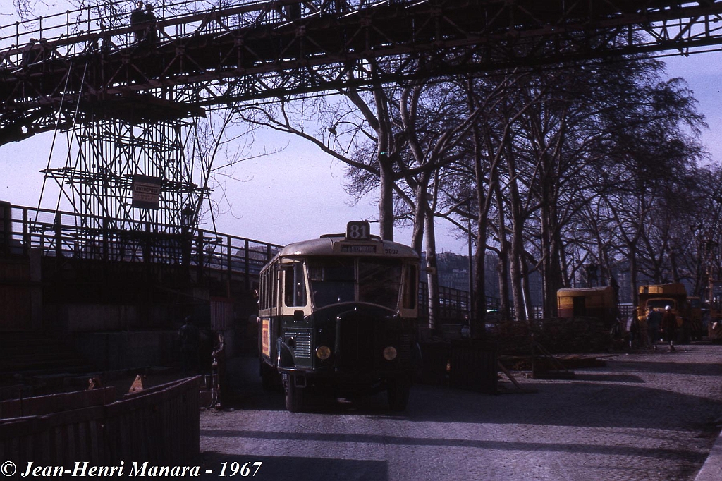 81_jhm-1967-0055---paris-autobus-tn4h-dans-les-travaux-du-tunnel-du-quai-du-louvre_6260655518_o.jpg
