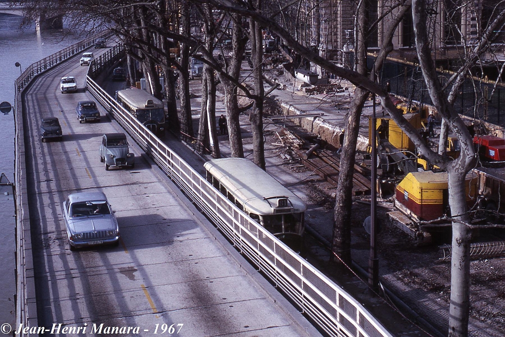 81_jhm-1967-0057---paris-autobus-tn4h-dans-les-travaux-du-tunnel-du-quai-du-louvre_6260130061_o.jpg