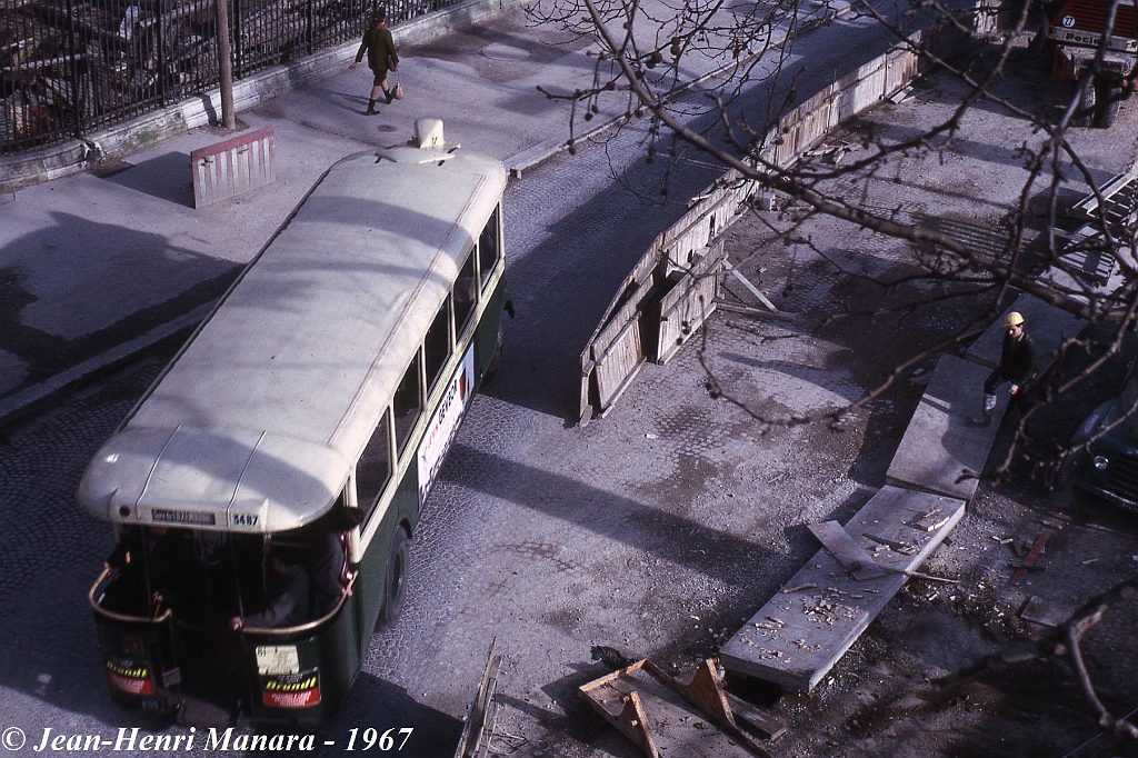 81_jhm-1967-0058---paris-autobus-tn4h-dans-les-travaux-du-tunnel-du-quai-du-louvre_6260130283_o.jpg
