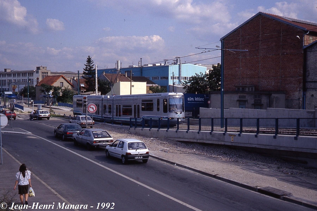 jhm-1992-0411---entre-bobigny-et-la-courneuve-paris-ratp-tramway-t1-couleurs-dorigine_9370726409_o.jpg