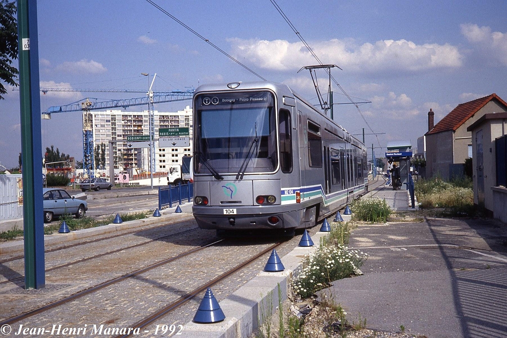 jhm-1992-0413---entre-bobigny-et-la-courneuve-paris-ratp-tramway-t1-couleurs-dorigine_9373504216_o.jpg
